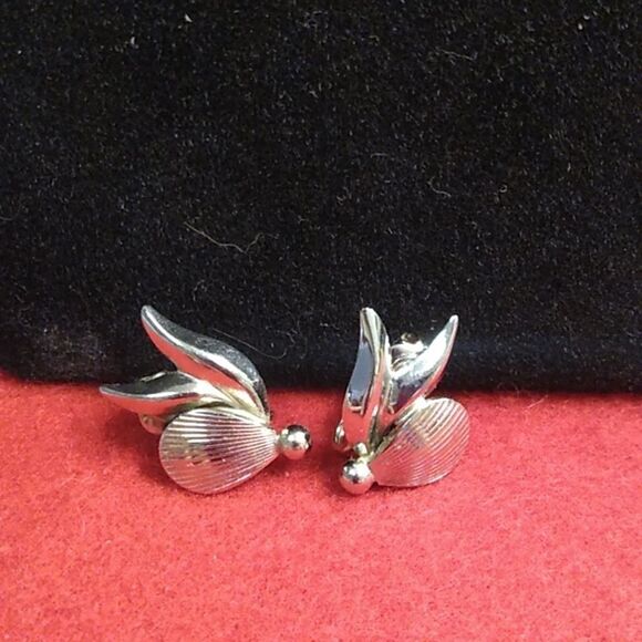 Silver Tone Metal Alice Clip Earrings Cottagecore Grandmacore Granny Chic - Picture 1 of 6